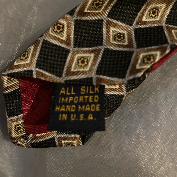 XMI for NORDSTROM 57” 100% silk Diamond pattern - Picture 3 of 6